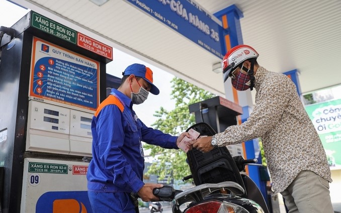 Gi&aacute; xăng dầu trưa nay 3/9: Dầu diesel &lsquo;rẻ b&egrave;o&rsquo;, RON 92 v&agrave; E10 giảm xuống 18.000 đồng/l&iacute;t? Gi&aacute; lăn b&aacute;nh Hyundai Grand i10