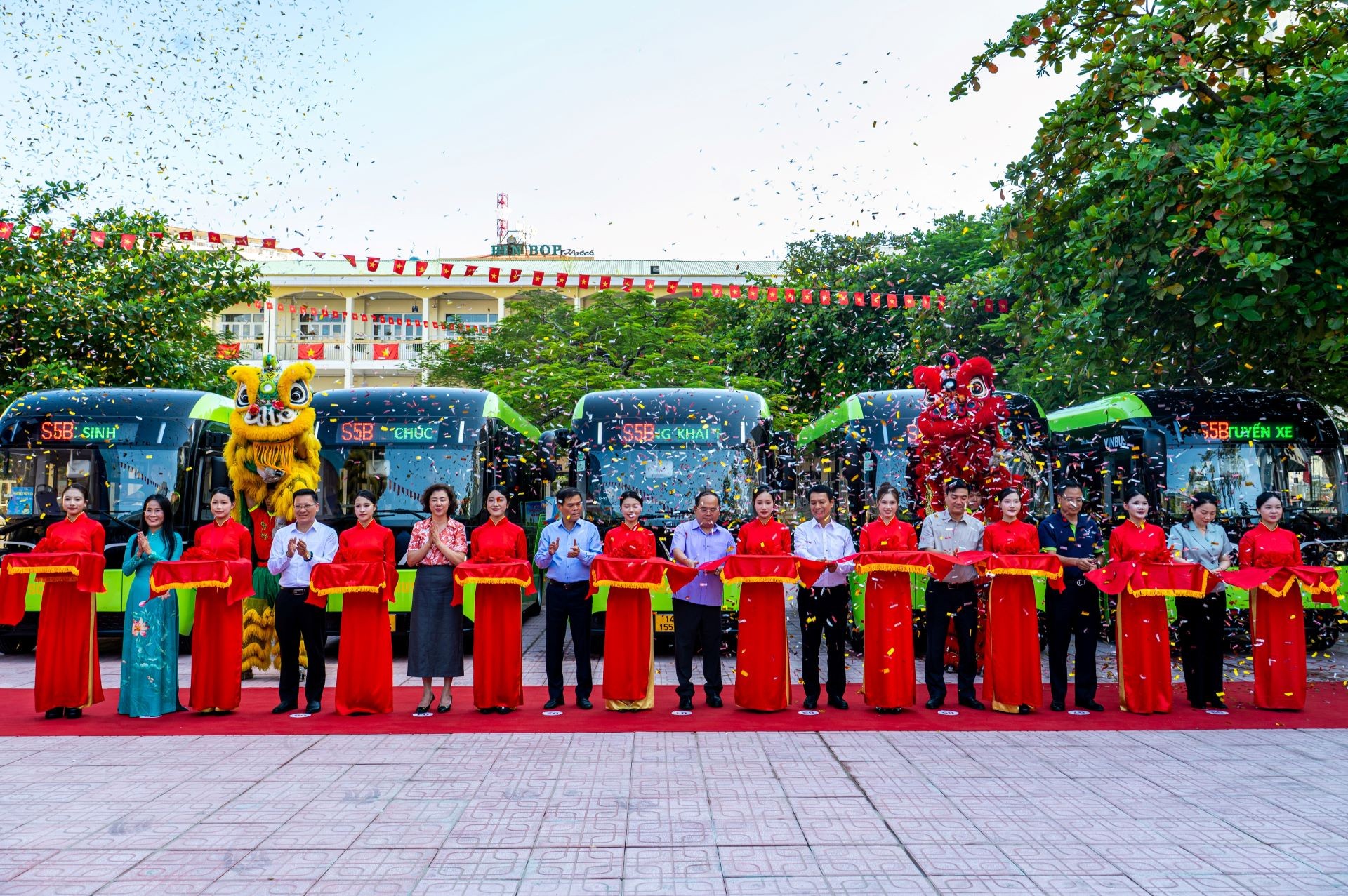 Quảng Ninh triển khai xe bus điện miễn ph&iacute; đưa đ&oacute;n học sinh đến trường ảnh 2