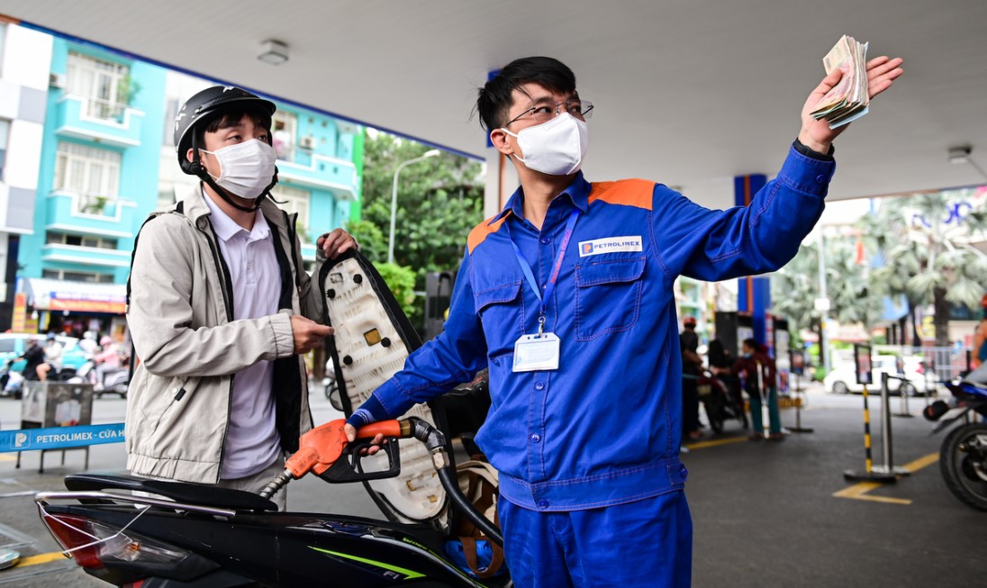 Gi&aacute; xăng dầu chiều nay 4/9: Xăng E5 RON 92 &lsquo;b&aacute;n như cho&rsquo;, E10 RON 95 đ&atilde; rẻ hơn đỉnh 8.150 đồng, gi&aacute; đầy b&igrave;nh xe ga 125cc
