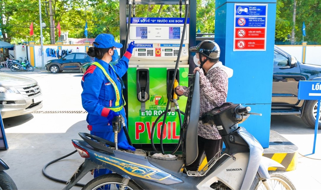 Gi&aacute; xăng dầu h&ocirc;m nay 5/9: Xăng E5 RON 92 ở rất gần đ&aacute;y, E10 RON 95 c&oacute; giảm về 18.000 đồng/l&iacute;t? Gi&aacute; đầy b&igrave;nh &ocirc; t&ocirc; Mazda