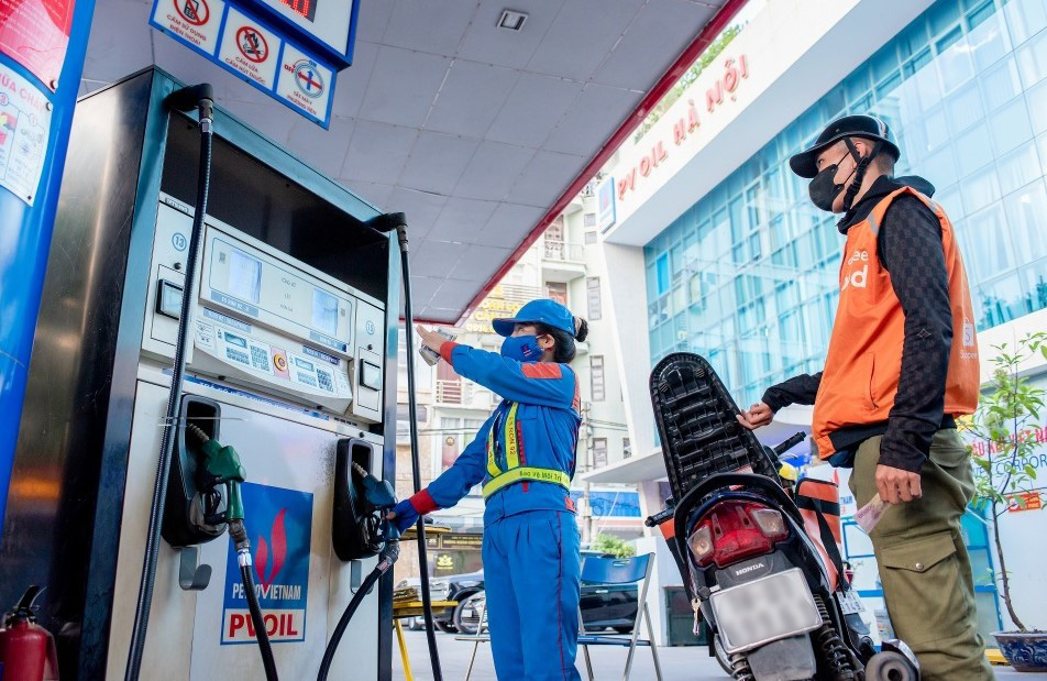 Gi&aacute; xăng dầu tối nay 4/9: Dầu diesel giảm s&aacute;t đ&aacute;y, xăng RON 92 v&agrave; E10 c&oacute; về 18.000 đồng/l&iacute;t? Gi&aacute; lăn b&aacute;nh VinFast VF 6