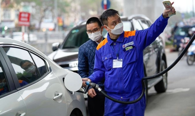 Gi&aacute; xăng dầu trưa 4/9: E10 RON 95 rất gần 18.000 đồng/l&iacute;t, E5 RON 92 c&aacute;ch đ&aacute;y hơn 3.000 đồng, gi&aacute; đầy b&igrave;nh &ocirc; t&ocirc; Honda