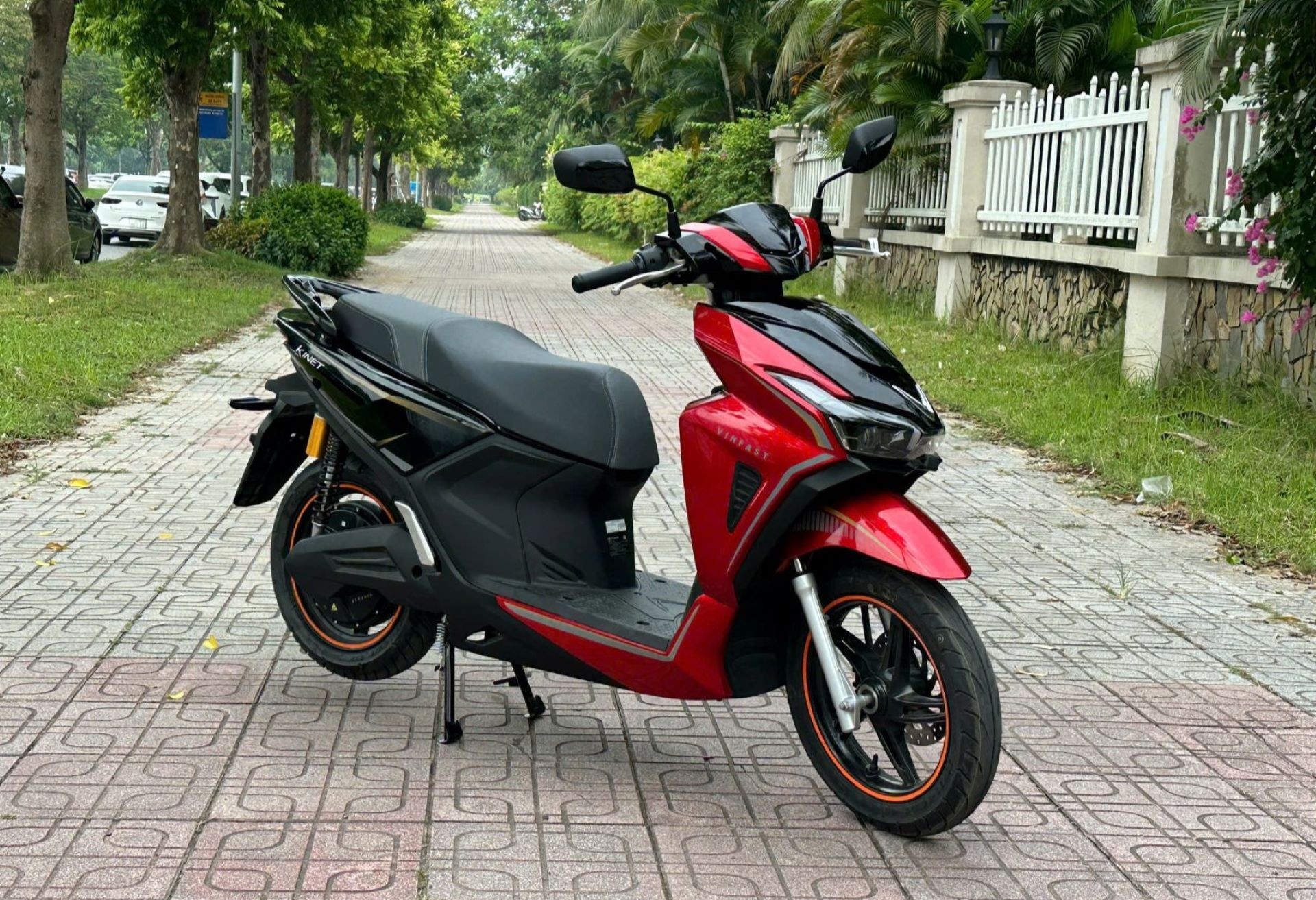 VinFast Kinet gi&uacute;p người l&aacute;i chủ động ng&agrave;y mưa với chuẩn IP67, b&aacute;nh lớn, gầm cao ảnh 1