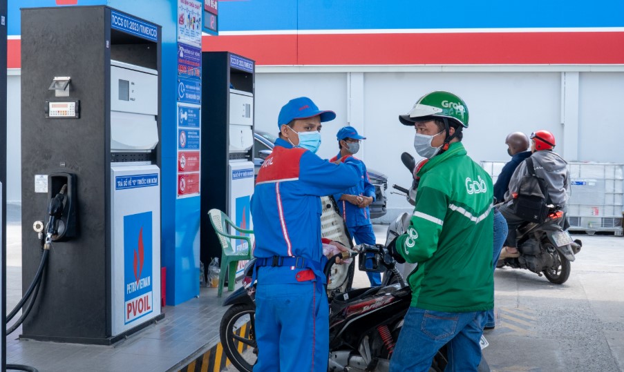 Gi&aacute; xăng dầu trưa nay 5/9: Xăng E10 RON 95 &lsquo;rẻ như b&egrave;o&rsquo;, E5 RON 92 c&oacute; xuống 18.000 đồng/l&iacute;t? Gi&aacute; đầy b&igrave;nh c&aacute;c mẫu xe số
