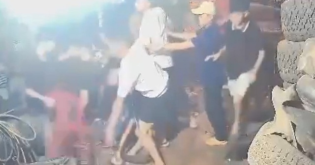 nhac-nho-hat-karaoke-nam-thanh-nien-bi-nhom-hon-10-nguoi-danh-nhap-vien-185260904161047251