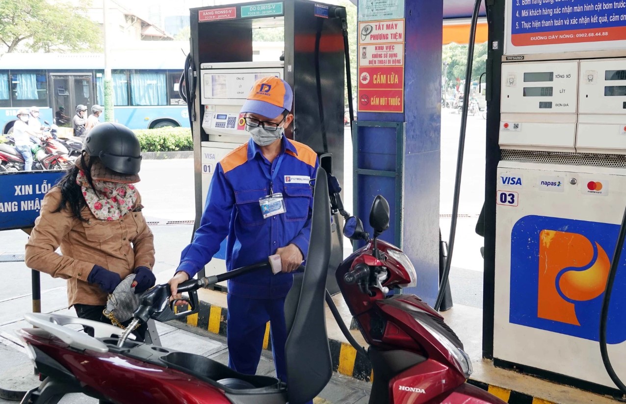 Gi&aacute; xăng dầu h&ocirc;m nay 7/9: Xăng E10 RON 95 rất gần đ&aacute;y, E5 RON 92 c&oacute; về 17.000 đồng/l&iacute;t kh&ocirc;ng? Gi&aacute; lăn b&aacute;nh VinFast VF 3