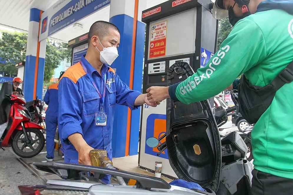 Gi&aacute; xăng dầu trưa nay 6/9: Xăng E10 vẫn ở gần 18.000 đồng/l&iacute;t, RON 92 c&aacute;ch đ&aacute;y 3.300 đồng, gi&aacute; đầy b&igrave;nh xe c&ocirc;n tay 150cc
