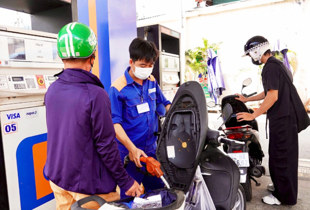 Gi&aacute; xăng dầu h&ocirc;m nay 8/9: Xăng E10 RON 95 rất rẻ, E5 RON 92 &lsquo;rộng đường&rsquo; xuống 17.000 đồng/l&iacute;t? Gi&aacute; đầy b&igrave;nh xe ga 110cc