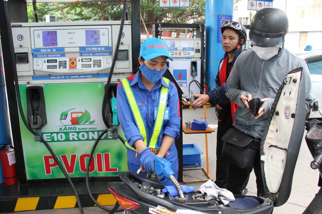 Gi&aacute; xăng dầu trưa 7/9: Xăng E5 RON 92 c&aacute;ch mốc 18.000 đồng/l&iacute;t kh&aacute; gần, E10 RON 95 &lsquo;rẻ như b&egrave;o&rsquo;, gi&aacute; đầy b&igrave;nh &ocirc; t&ocirc; Mazda
