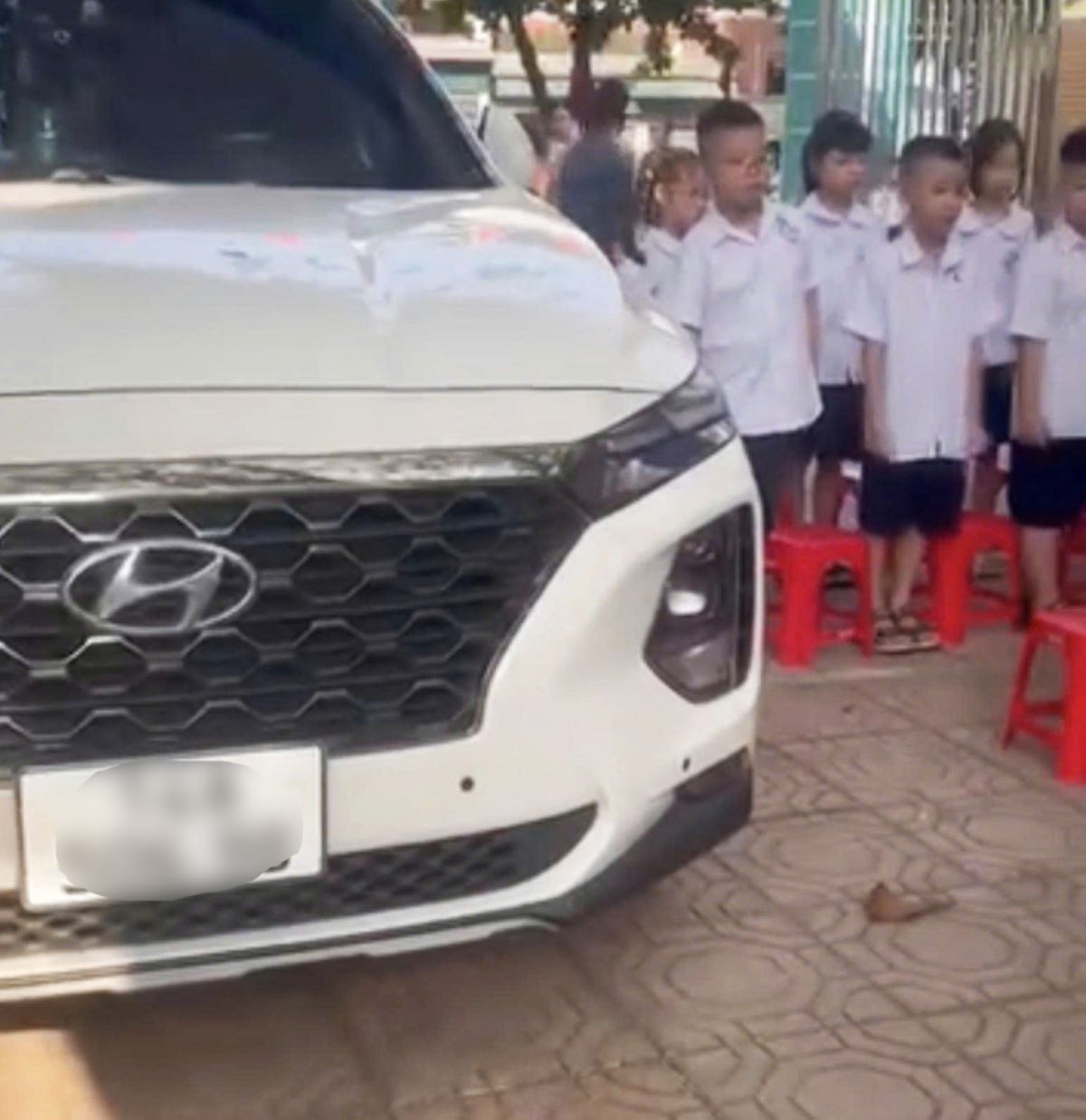 Th&ocirc;ng tin mới vụ &ocirc; t&ocirc; đỗ ch&igrave;nh &igrave;nh nơi học sinh ch&agrave;o cờ: Ch&iacute;nh quyền địa phương chỉ đạo khẩn