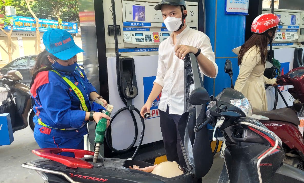 Gi&aacute; xăng dầu chiều nay 8/9: Xăng E10 cao hơn đ&aacute;y 3.267 đồng, RON 92 c&oacute; về 17.000 đồng/l&iacute;t? Gi&aacute; đầy b&igrave;nh xe ga 150-160cc