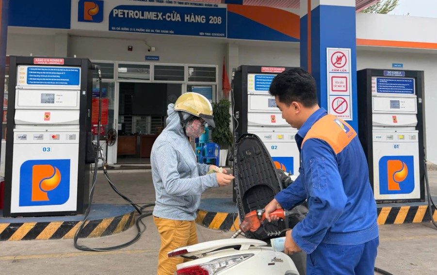 Gi&aacute; xăng dầu tối 8/9: RON 92 c&aacute;ch đ&aacute;y hơn 3.000 đồng, E10 c&oacute; thể xuống 17.000 đồng/l&iacute;t? Gi&aacute; đầy b&igrave;nh xe c&ocirc;n tay 150cc