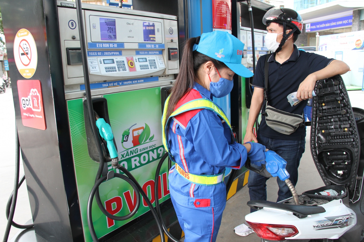 Gi&aacute; xăng dầu trưa 8/9: Dầu diesel li&ecirc;n tiếp giảm, xăng RON 92 v&agrave; E10 c&oacute; xuống 17.000 đồng/l&iacute;t? Gi&aacute; lăn b&aacute;nh VinFast VF 7