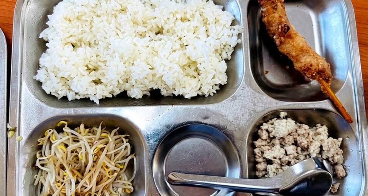 Diễn biến mới vụ suất ăn b&aacute;n tr&uacute; 40.000 đồng của trường tiểu học ở H&agrave; Nội đạm bạc, học sinh chờ đến 12h mới được ăn