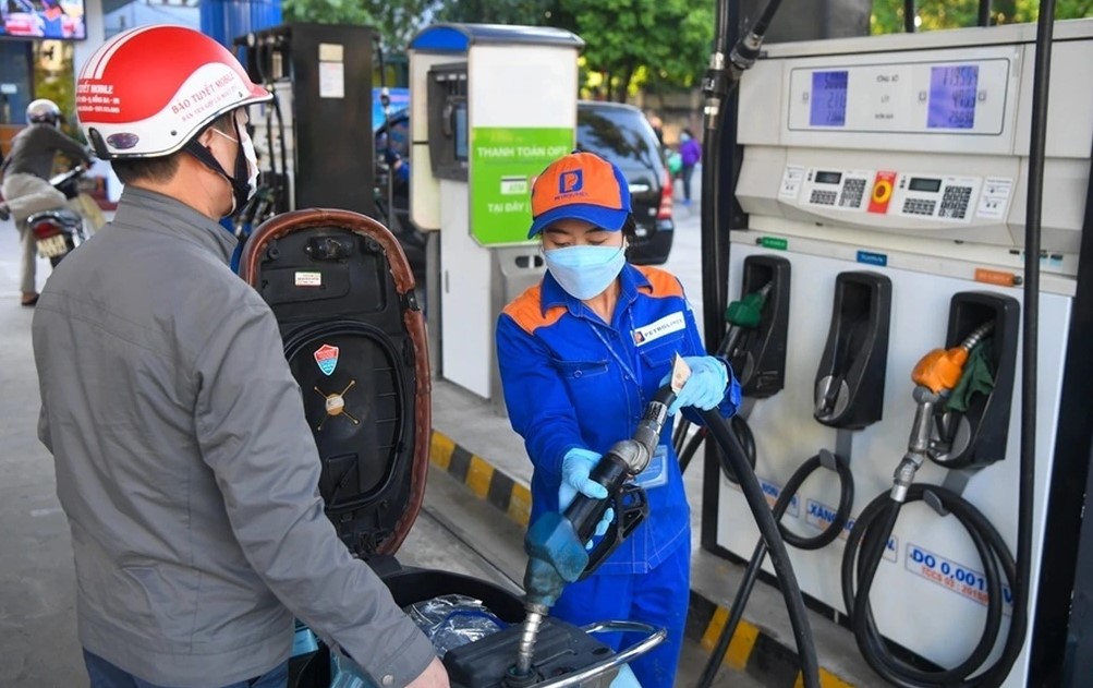 Gi&aacute; xăng dầu chiều nay 9/9: E5 RON 92 rất gần mốc 18.000 đồng/l&iacute;t, E10 RON 95 c&oacute; xuống đ&aacute;y mới? Gi&aacute; đầy b&igrave;nh xe ga 125cc