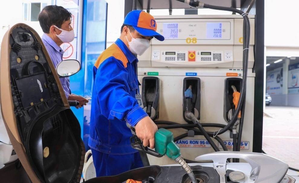 Gi&aacute; xăng dầu trưa 9/9: E5 RON 92 rẻ hơn đỉnh 7.630 đồng, E10 RON 95 xuống 18.000 đồng/l&iacute;t kh&ocirc;ng? Gi&aacute; lăn b&aacute;nh Mazda CX-5