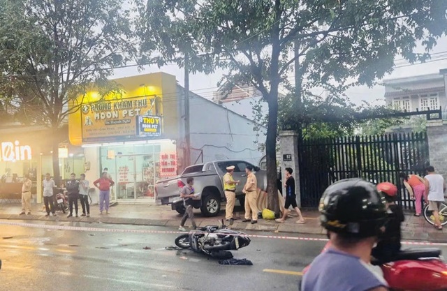 Camera ghi lại cảnh xe &ocirc; t&ocirc; t&ocirc;ng li&ecirc;n ho&agrave;n, ch&egrave;n ngang người khiến một t&agrave;i xế chạy grab tử vong