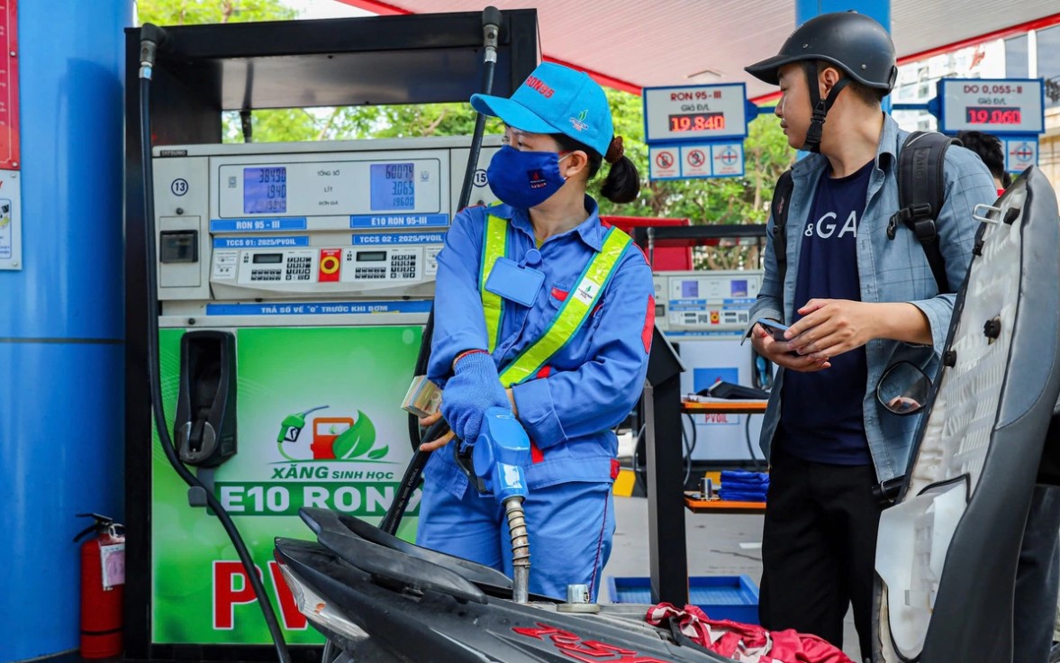Gi&aacute; xăng dầu tối 10/9: E10 RON 95 c&aacute;ch đ&aacute;y 4.527 đồng, E5 RON 92 rẻ hơn đỉnh 6.370 đồng, gi&aacute; đầy b&igrave;nh xe c&ocirc;n tay 150cc