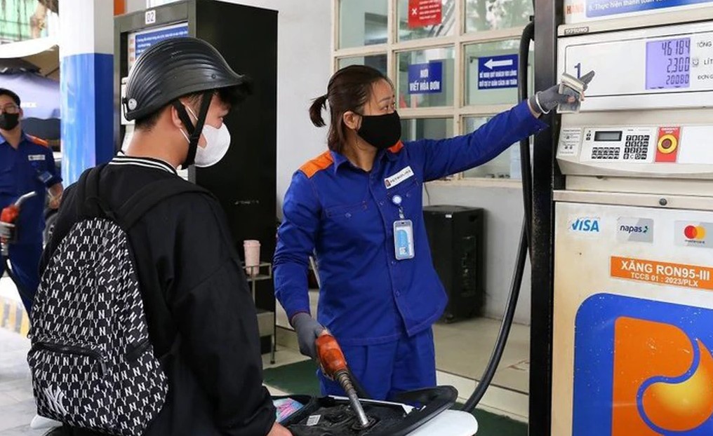 Gi&aacute; xăng dầu trưa 10/9: Xăng E5 RON 92 cực rẻ, E10 RON 95 &lsquo;s&aacute;ng nước&rsquo; giảm về 17.000 đồng/l&iacute;t? Gi&aacute; đầy b&igrave;nh xe ga 110cc