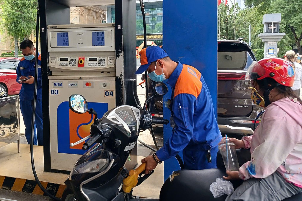 Gi&aacute; xăng dầu trưa 11/9: Dầu diesel cao ch&oacute;t v&oacute;t, xăng RON 92 v&agrave; E10 rẻ hơn đỉnh gần 7.000 đồng, gi&aacute; đầy b&igrave;nh &ocirc; t&ocirc; Honda
