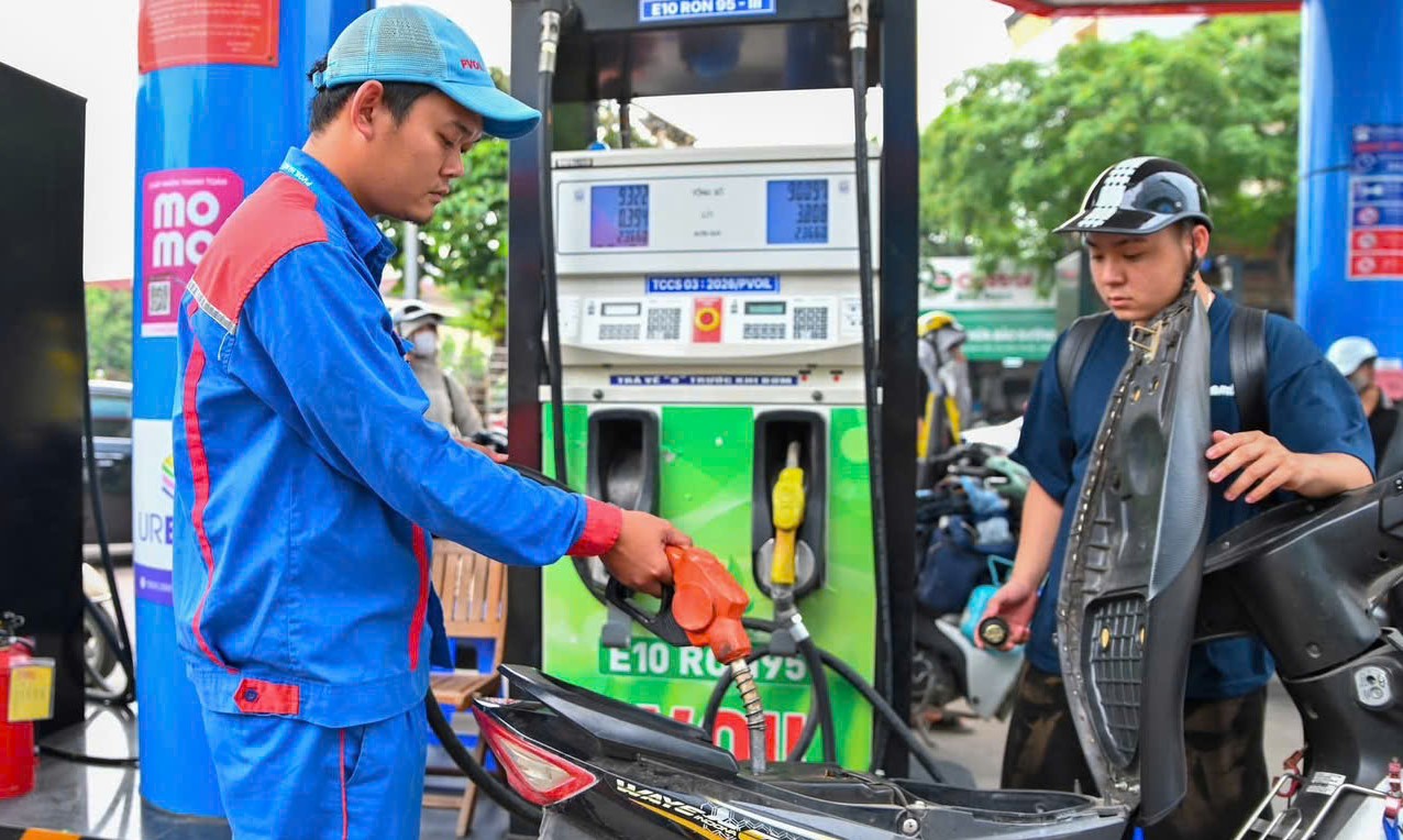 Gi&aacute; xăng dầu chiều 12/9: E10 c&aacute;ch đ&aacute;y hơn 4.000 đồng, RON 92 &lsquo;s&aacute;ng cửa&rsquo; xuống 20.000 đồng/l&iacute;t? Gi&aacute; đầy b&igrave;nh xe ga 110cc