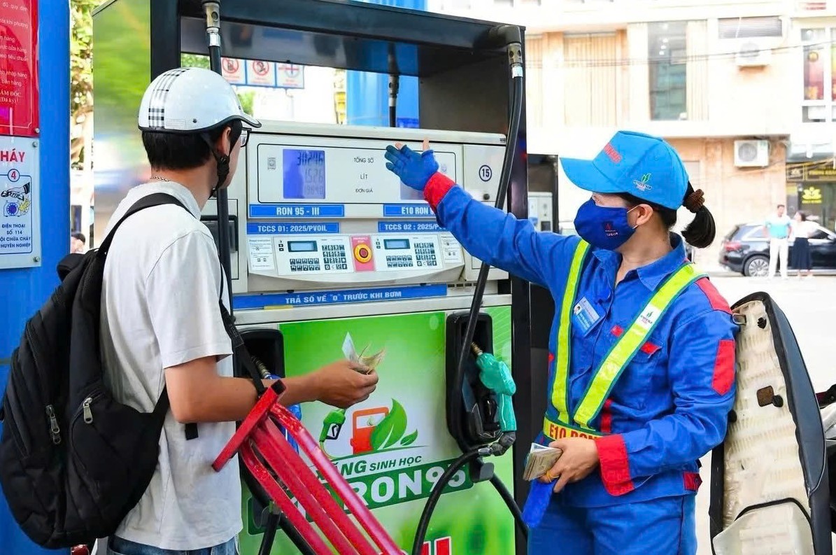 Gi&aacute; xăng dầu tối 12/9: E5 RON 92 rẻ hơn đỉnh 6.370 đồng, E10 RON 95 c&oacute; về 19.000 đồng/l&iacute;t? Gi&aacute; đầy b&igrave;nh xe ga 150-160cc