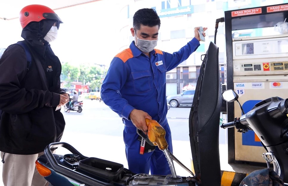 Gi&aacute; xăng dầu tối nay 13/9: E5 RON 92 c&aacute;ch đ&aacute;y hơn 4.000 đồng, E10 RON 95 xuống 18.000 đồng/l&iacute;t? Gi&aacute; đầy b&igrave;nh xe ga 125cc