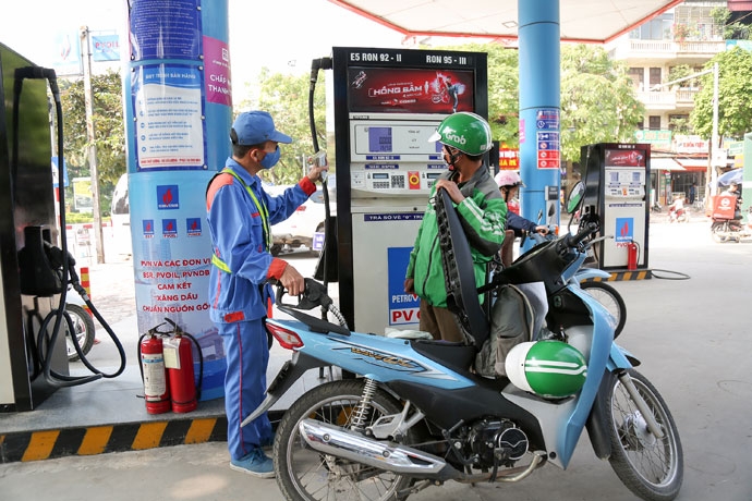 Gi&aacute; xăng dầu h&ocirc;m nay 15/9: E5 RON 92 v&agrave; E10 RON 95 &lsquo;c&oacute; t&iacute;n hiệu&rsquo; xuống 18.000 đồng/l&iacute;t? Gi&aacute; đầy b&igrave;nh xe ga 150-160cc