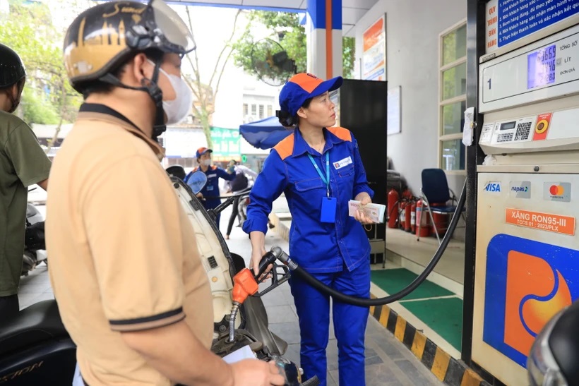Gi&aacute; xăng dầu trưa 14/9: E10 &lsquo;bay m&agrave;u&rsquo; 6.890 đồng từ đỉnh, RON 92 &lsquo;rộng cửa&rsquo; về 18.000 đồng/l&iacute;t? Gi&aacute; đầy b&igrave;nh &ocirc; t&ocirc; Mazda