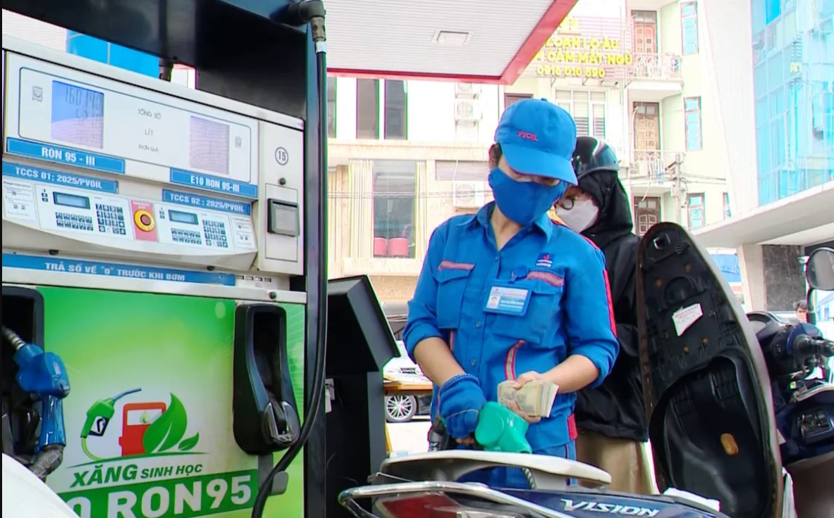 Gi&aacute; xăng dầu chiều 15/9: Dầu diesel c&aacute;ch đỉnh 16.300 đồng, RON 92 v&agrave; E10 xuống 17.000 đồng/l&iacute;t? Gi&aacute; đầy b&igrave;nh &ocirc; t&ocirc; Honda