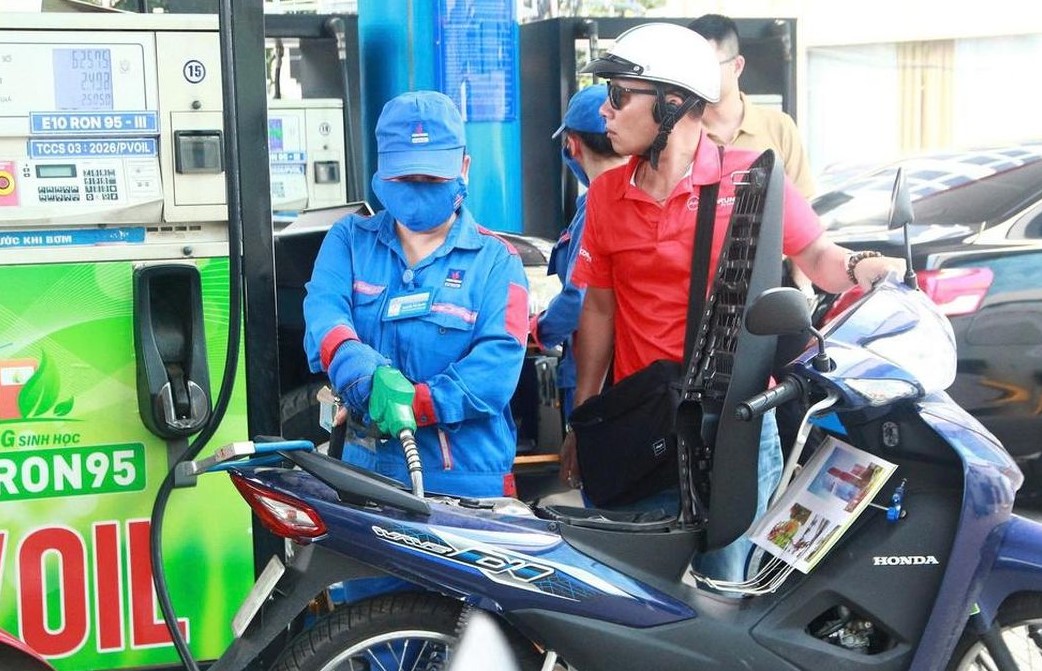 Gi&aacute; xăng dầu trưa 15/9: E5 RON 92 ở gần đ&aacute;y, E10 RON 95 &lsquo;t&igrave;m đường&rsquo; về 17.000 đồng/l&iacute;t, gi&aacute; đầy b&igrave;nh xe c&ocirc;n tay 150cc