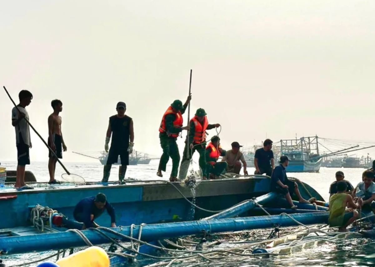 T&agrave;u c&aacute; chở 10 người lật ngang ngo&agrave;i biển Ph&uacute; Qu&yacute;: 1 thuyền vi&ecirc;n 35 tuổi mất t&iacute;ch đang được t&igrave;m kiếm