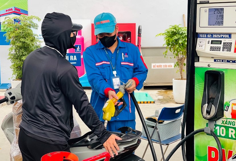 Gi&aacute; xăng dầu h&ocirc;m nay 17/9: Xăng E10 RON 95 &lsquo;xa bờ&rsquo;, E5 RON 92 tăng th&ecirc;m hơn 2.000 đồng/l&iacute;t? Gi&aacute; lăn b&aacute;nh VinFast VF 3