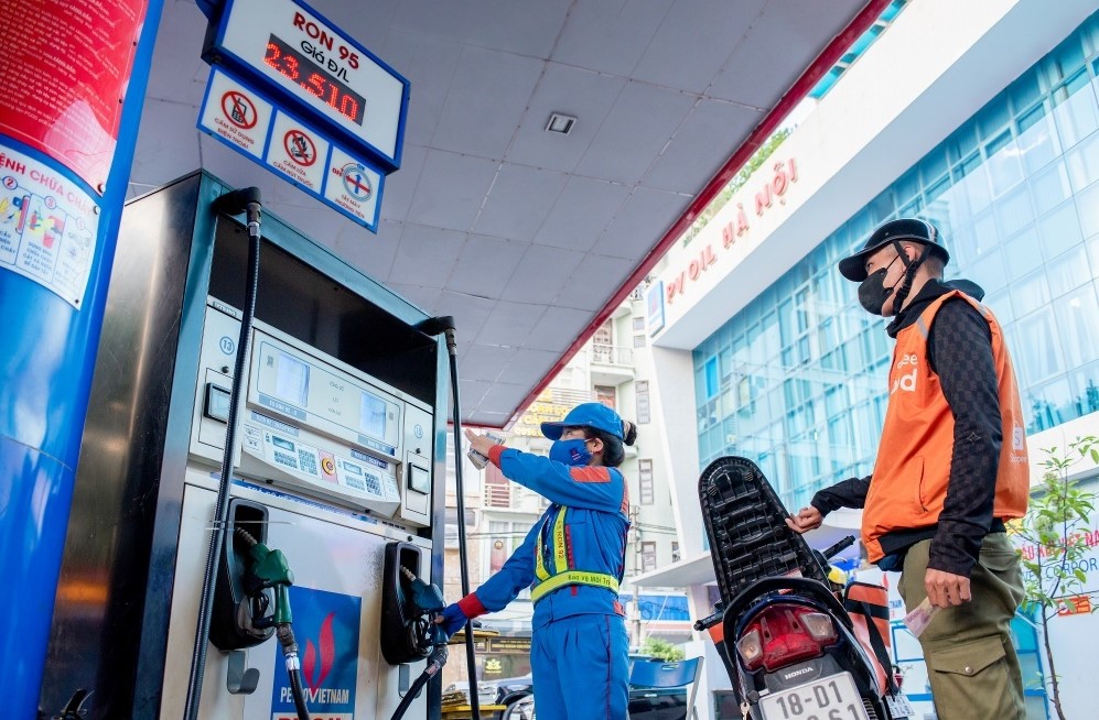 Gi&aacute; xăng dầu trưa nay 16/9: E10 v&agrave; RON 92 sắp tăng mạnh, dầu diesel vẫn đang rất rẻ, gi&aacute; lăn b&aacute;nh Toyota Corolla Cross