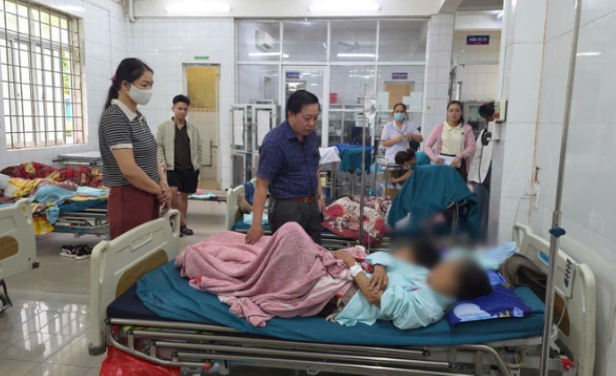 Hơn 40 người nghi ngộ độc sau khi ăn b&aacute;nh m&igrave; tại Quảng Trị, bệnh viện huy động y b&aacute;c sĩ cấp cứu