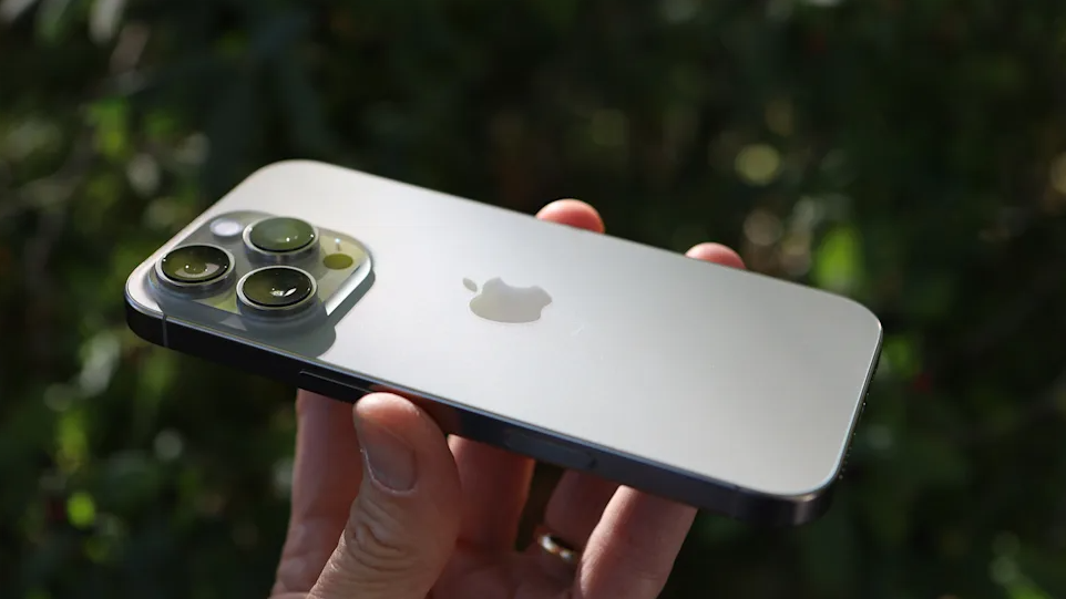 Gi&aacute; iPhone 16 Pro chạm đ&aacute;y khi iPhone 18 Pro ra mắt: Chọn m&aacute;y cũ tiết kiệm hay xuống tiền l&ecirc;n đời? 