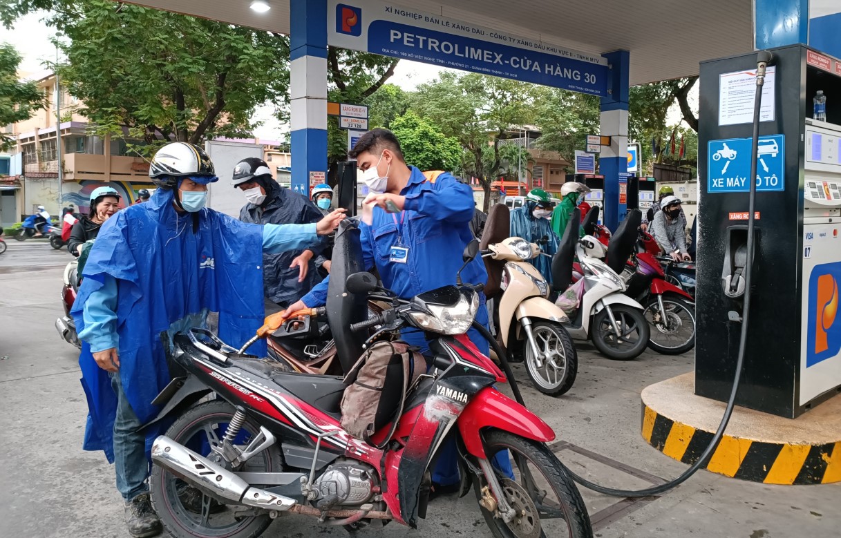 Gi&aacute; xăng dầu chiều 17/9: E10 RON 95 v&agrave; E5 RON 92 cao hiếm thấy, dầu diesel tăng 1.460 đồng, gi&aacute; đầy b&igrave;nh xe ga 150-160cc
