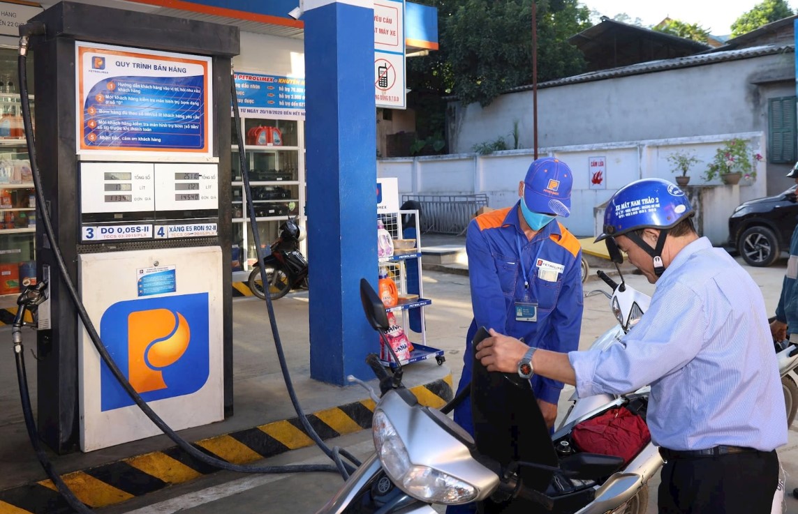 Gi&aacute; xăng dầu trưa nay 17/9: Dầu diesel ng&agrave;y c&agrave;ng xa đ&aacute;y, xăng RON 92 v&agrave; E10 tiếp tục tăng mạnh? Gi&aacute; đầy b&igrave;nh xe ga 110cc