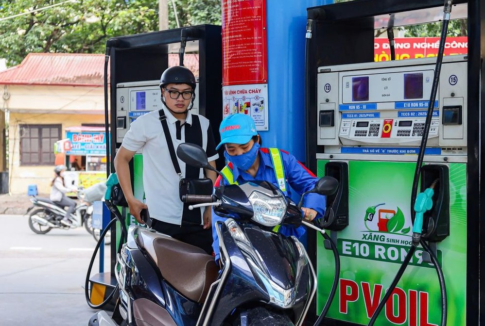 Gi&aacute; xăng dầu h&ocirc;m nay 19/9: Dầu diesel l&ecirc;n 29.945 đồng/l&iacute;t, E5 RON 92 v&agrave; E10 RON 95 &lsquo;xa bờ&rsquo;, gi&aacute; lăn b&aacute;nh VinFast VF 7