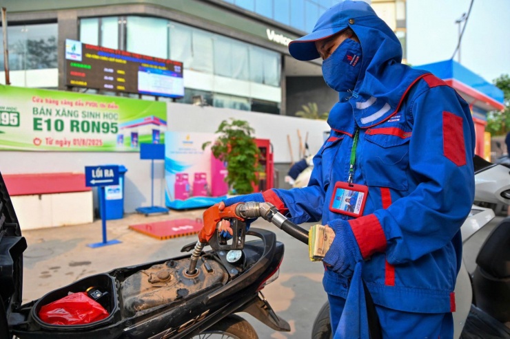 Gi&aacute; xăng dầu tối 18/9: Dầu diesel gần 30.000 đồng/l&iacute;t, E10 v&agrave; RON 92 c&oacute; về 20.000 đồng/l&iacute;t? Gi&aacute; lăn b&aacute;nh VinFast VF 8