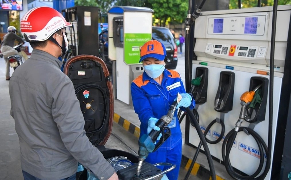 Gi&aacute; xăng dầu trưa nay 18/9: E10 RON 95 li&ecirc;n tục tăng, E5 RON 92 đ&atilde; cao hơn đ&aacute;y gần 6.000 đồng, gi&aacute; đầy b&igrave;nh xe ga 125cc