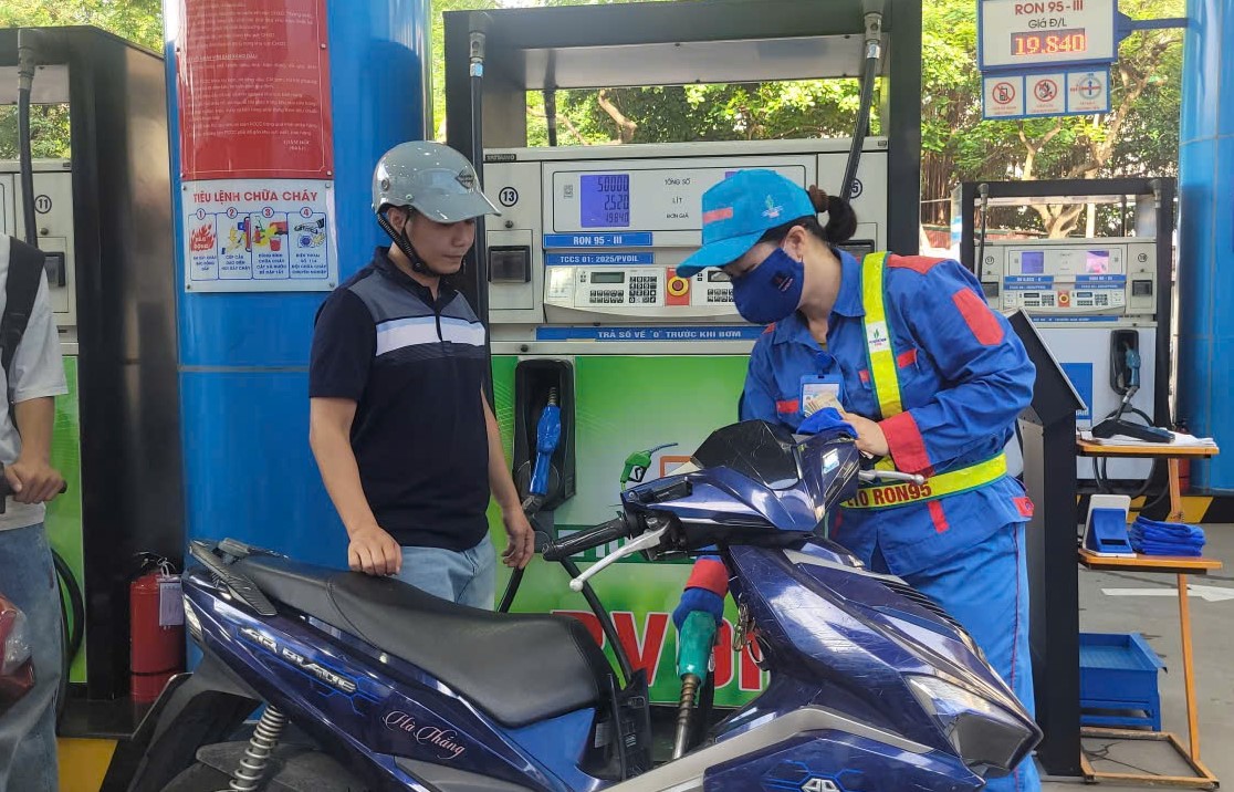 Gi&aacute; xăng dầu tối nay 19/9: Xăng E5 RON 92 tăng đến mốc 25.130 đồng/l&iacute;t, E10 RON 95 c&ograve;n cao hơn, gi&aacute; đầy b&igrave;nh xe ga 110cc