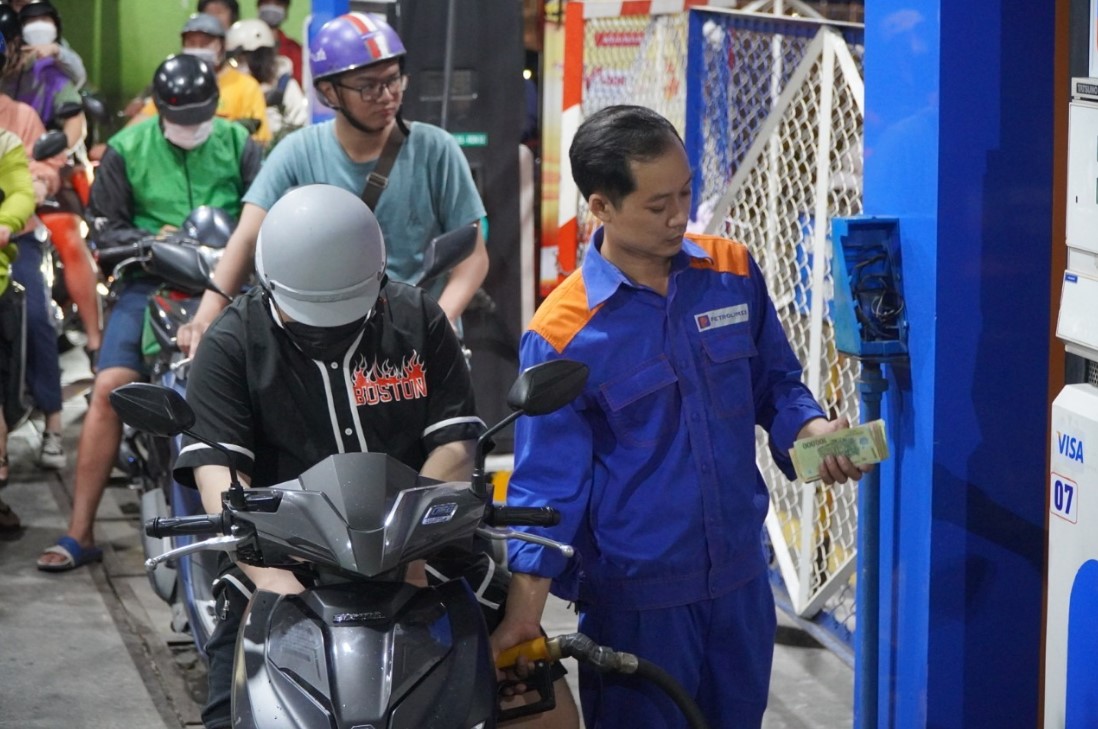 Gi&aacute; xăng dầu h&ocirc;m nay 22/9: E10 RON 95 &lsquo;rộng đường&rsquo; xuống 21.000 đồng/l&iacute;t, E5 RON 92 sắp rẻ? Gi&aacute; đầy b&igrave;nh c&aacute;c mẫu xe số
