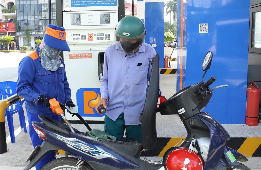 Gi&aacute; xăng dầu trưa nay 21/9: Dầu diesel gần 30.000 đồng/l&iacute;t, E10 RON 95 v&agrave; E5 RON 92 &lsquo;xa bờ&rsquo;, gi&aacute; lăn b&aacute;nh VinFast VF 5