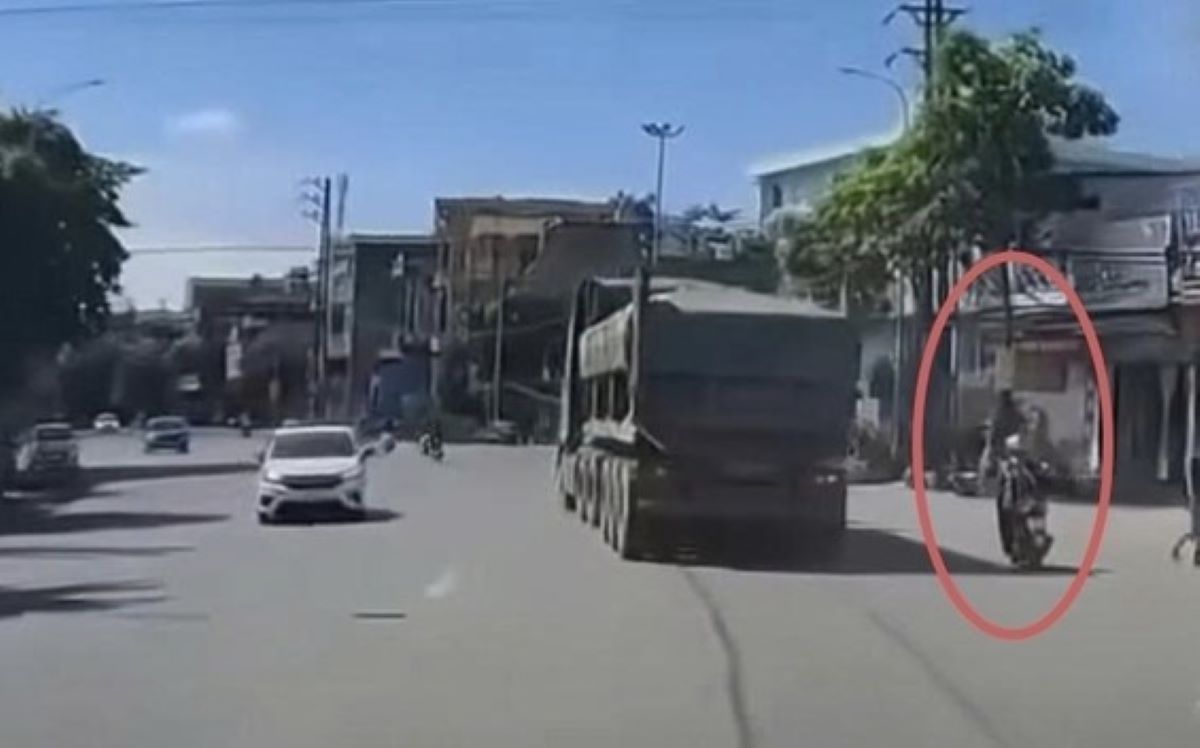 Camera ghi cảnh xe tải rẽ ẩu, cuốn xe m&aacute;y v&agrave; người v&agrave;o gầm: Diễn biến sau đ&oacute; g&acirc;y ch&uacute; &yacute;