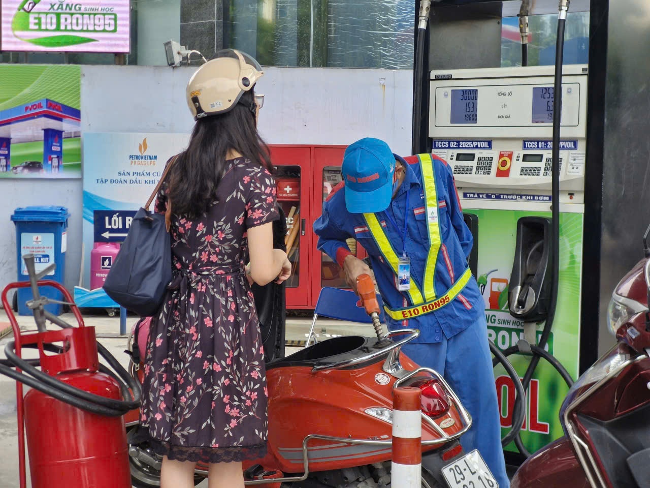 Gi&aacute; xăng dầu chiều nay 22/9: Xăng E10 RON 95 sắp giảm s&acirc;u, E5 RON 92 về 21.000 đồng/l&iacute;t? Gi&aacute; đầy b&igrave;nh xe ga 150-160cc