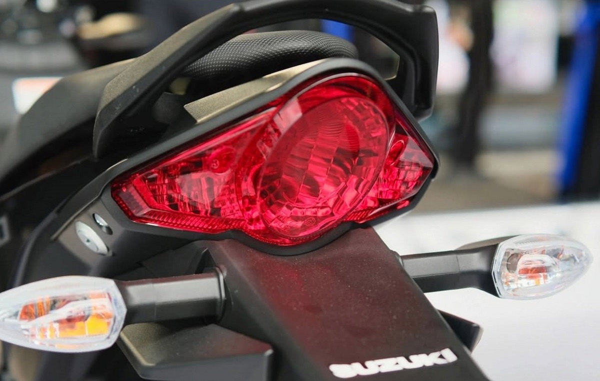 Suzuki ch&iacute;nh thức ra mắt &lsquo;huyền thoại c&ocirc;n tay&rsquo; 150cc mới gi&aacute; 52 triệu đồng: Kh&aacute;c biệt Honda Winner R