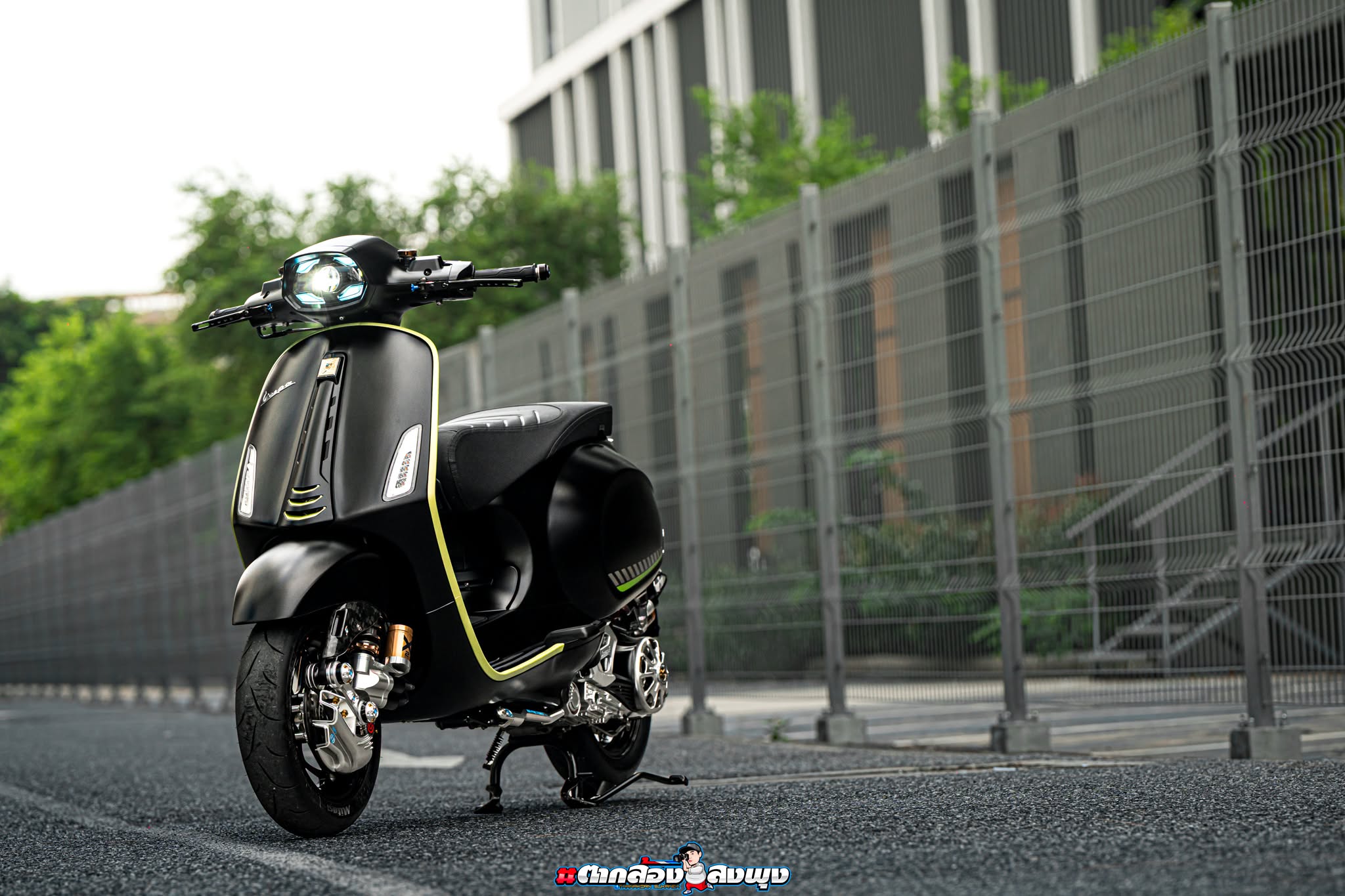 Vespa 150 độ \'tới n&oacute;c\': D&agrave;n Brembo, Shark X2 v&agrave; 101 Factory phủ k&iacute;n từng chi tiết