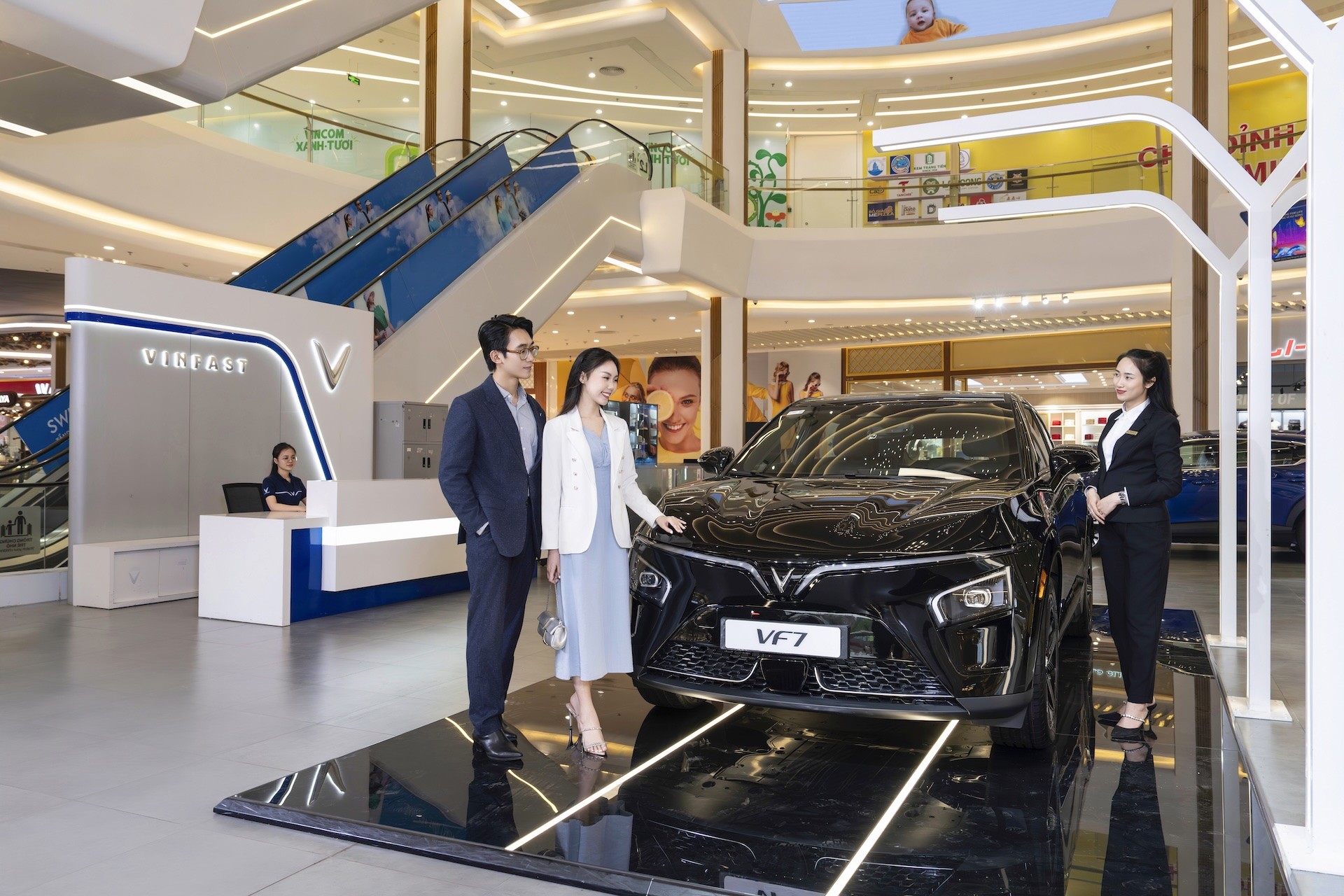 Gi&aacute; dễ tiếp cận, ưu đ&atilde;i tới 9%, sạc 0 đồng: B&agrave;i to&aacute;n sở hữu &ocirc; t&ocirc; đầu ti&ecirc;n nhẹ hơn với xe điện VinFast ảnh 1