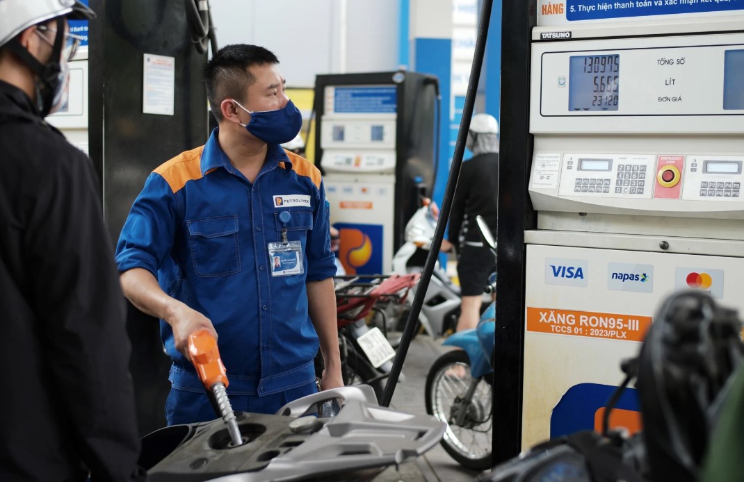 Gi&aacute; xăng dầu chiều 23/9: E5 RON 92 v&agrave; E10 RON 95 c&oacute; thể xuống 20.000 đồng/l&iacute;t trong tuần n&agrave;y, gi&aacute; đầy b&igrave;nh xe ga 125cc